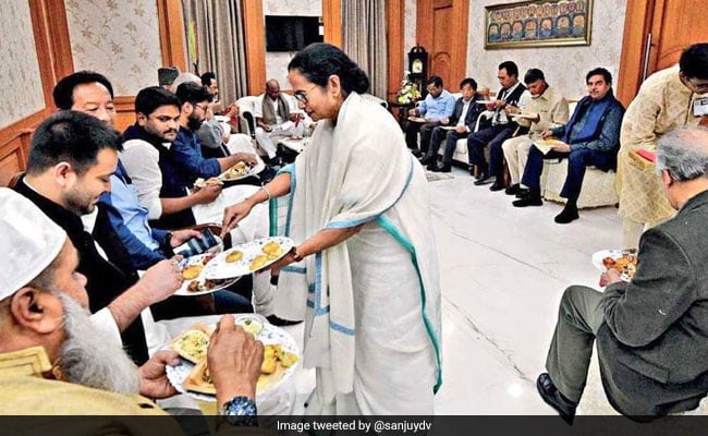 http://malayalamnewsdaily.com/sites/default/files/2019/01/22/mamathaservingfoodtothejaswi.jpg