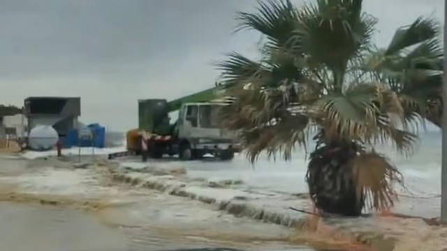 Jeddah Corniche Hit by 2.5 Meter Waves Due to Strong Winds